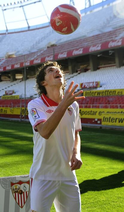 El nuevo jugador del Sevilla, el bosnio Stevanovic, de 22 años, da toques con la cabeza a la pelota durante su presentación en el conjunto andaluz.