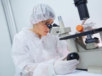 Una investigadora en el Parque Tecnológico Miramon, en San Sebastián.