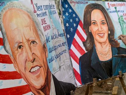 Un mural de Jose Biden junto a otros de Kamala Harris en Mumbai