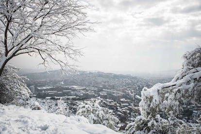 Vista de Barcelona cubierta de nieve.