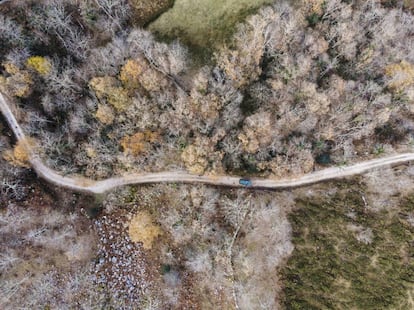 Vista aérea del vehículo del guarda forestal cerca de Valle de Cabuérniga.