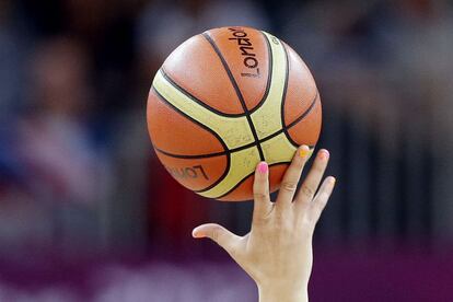 La canadiense Krista Phillips trata de agarrar la pelota en el partido de baloncesto contra Brasil.