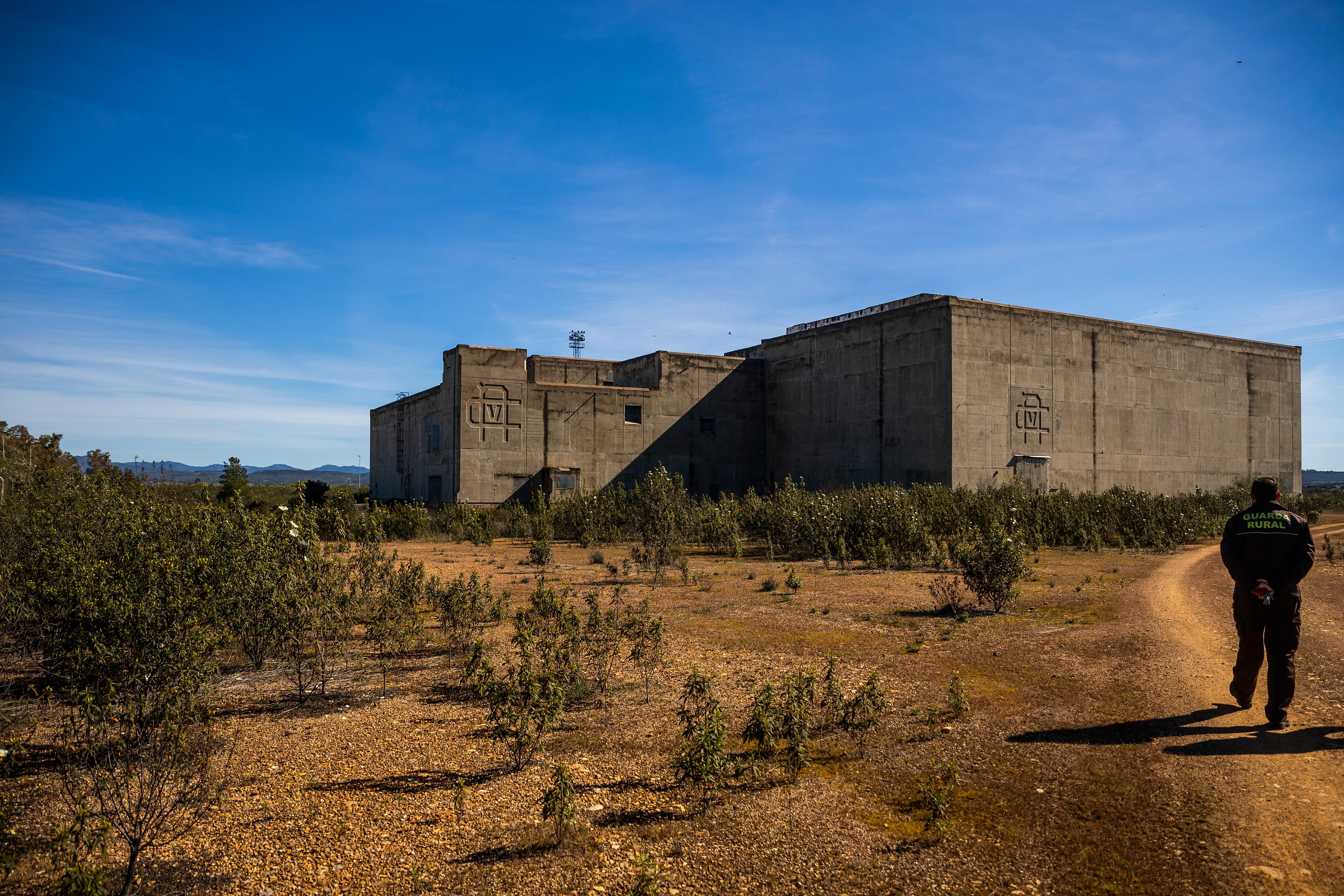Los edificios abandonados de la central de Valdecaballeros, paralizada en 1994 por la moratoria nuclear. 