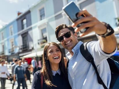 Una pareja se toma una foto.