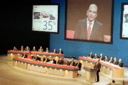 El copresidente del BSCH, Emilio Botín, ayer, durante su intervención en la junta de accionistas junto al Consejo de Administración del banco.