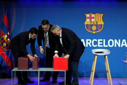 Varios empleados del Barcelona preparan las cajas de documentación que ha usado el presidente del club, Joan Laporta, durante la comparecencia de este lunes.