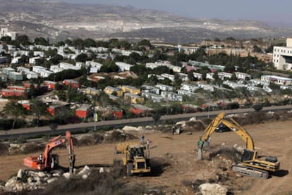 Colonos israelíes empiezan, ayer, los trabajos para construir 50 viviendas en el asentamiento de Ariel.