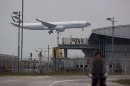Un avión se dispone a aterrizar en el aeropuerto internacional de Hong Kong, China. EFE/Archivo
