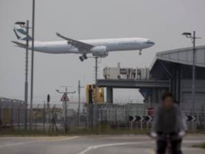 Un avión se dispone a aterrizar en el aeropuerto internacional de Hong Kong, China. EFE/Archivo