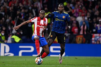 El mediocentro Geoffrey Kondogbia pelea por el balón ante Pogba.