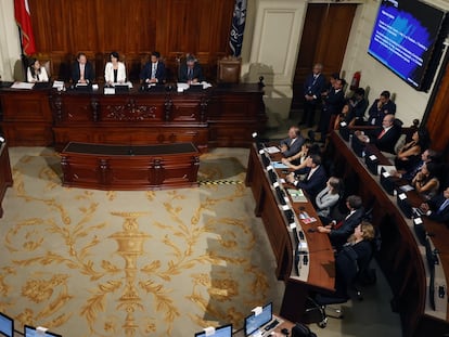 Fotografía de archivo fechada el 06 de marzo de 2023 de la primera sesión donde se constituyó la Comisión Experta en el marco del Proceso Constitucional, en el excongreso en Santiago (Chile).