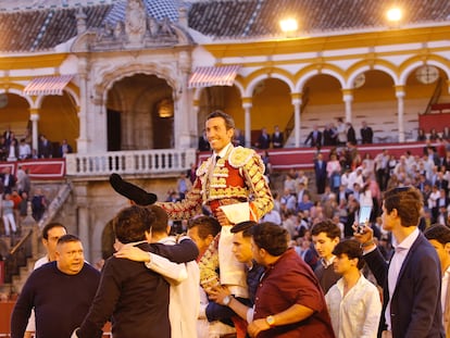 David de Miranda, a hombros en La Maestranza.