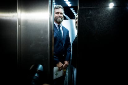 Iván Espinosa de los Monteros, junto a la diputada Inés Cañizares, en un ascensor en el Congreso de los Diputados en Madrid, este martes.