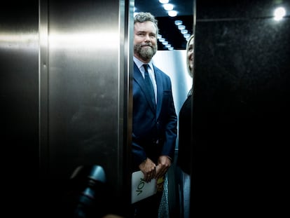 Iván Espinosa de los Monteros, junto a la diputada Inés Cañizares, en un ascensor en el Congreso de los Diputados en Madrid, este martes.