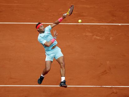 Nadal volea en suspensión durante el partido contra McDonald en la Chatrier.