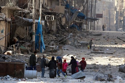Civiles abandonan sus hogares entre los escombros en los barrios de Tariq al-Bab y al-Sakhour, en el este de Alepo.