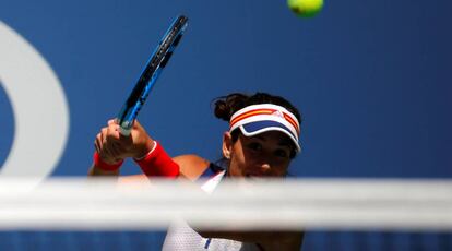 Muguruza pega de revés durante el partido ante Lepchenko.