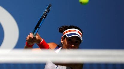 Muguruza pega de rev&eacute;s durante el partido ante Lepchenko.