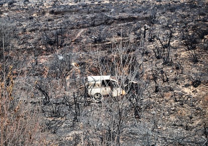 Vista de una paraje totalmente quemado por el incendio en Las Médulas, Orellán y Carucedo, este miércoles.