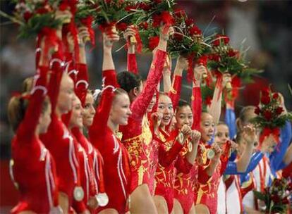 Las gimnastas chinas posan con sus medallas de oro.