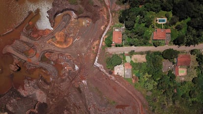 O rastro deixado pelo tsunami de lama em Brumadinho, um ano depois do desastre.