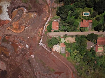 O rastro deixado pelo tsunami de lama em Brumadinho, um ano depois do desastre.