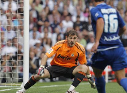 Casillas se dispone a evitar un gol de Armenteros, del Xerez.