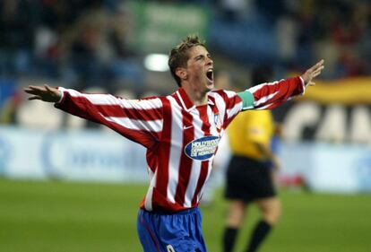 Fernando Torres, del Atlético, celebra uno de sus goles durante el partido de Liga entre Atlético de Madrid y Real Sociedad, el 30 de octubre de 2003.