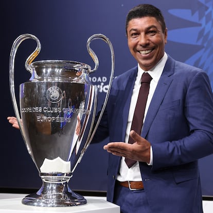 Soccer Football - Champions League - Round of 16, Quarter-Final, Semi-Final and Final draws - UEFA Headquarters, Nyon, Switzerland - February 21, 2025 Former Brazil footballer Giovane Elber poses with the Champions League trophy after the completed draw REUTERS/Pierre Albouy