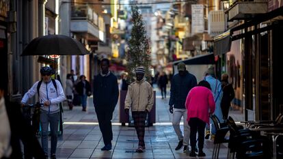 Varias personas de origen subsahariano pasean por una calle de Calella.