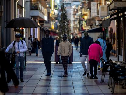 Varias personas de origen subsahariano pasean por una calle de Calella.