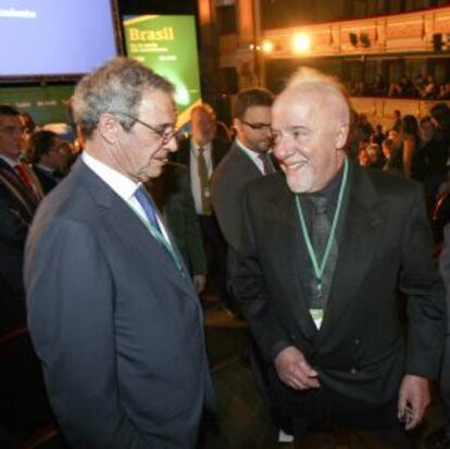 El presidente de Telefónica, César Alierta, y el escritor Paulo Coelho.