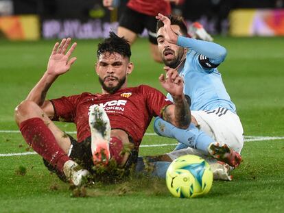 Alderete y Brais Mendez pugnan por el balón