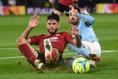 Alderete y Brais Mendez pugnan por el balón