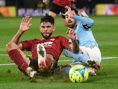 Alderete y Brais Mendez pugnan por el balón