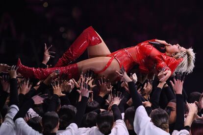 Diez segundos antes de que comenzara la gala, los miles de asistentes reunidos han coreado la cuenta atrás. Una de las protagonista ha sido Bebe Rexha. La cantante estadounidense lleva casi una década trabajando en la industria musical sin tener ningún disco. Hasta el pasado 22 de junio, cuando publicó 'Expectations', una colección de pop bailable.