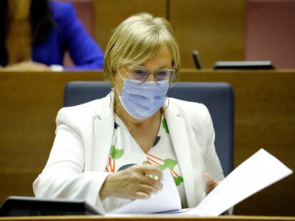 La consejera de Sanidad, Ana Barceló, en su escaño antes del comienzo del pleno de este lunes.