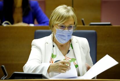 La consejera de Sanidad, Ana Barceló, en su escaño en las Cortes Valencianas.