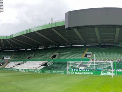 El Sardinero, el campo del Real Racing Club de Santander, pintado de verde, el pasado septiembre. 