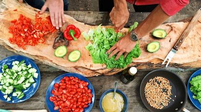 Un hombre corta verduras, en Canadá.