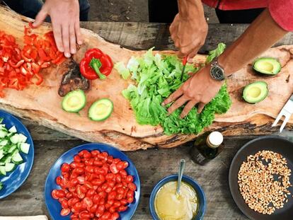 Un hombre corta verduras, en Canadá.