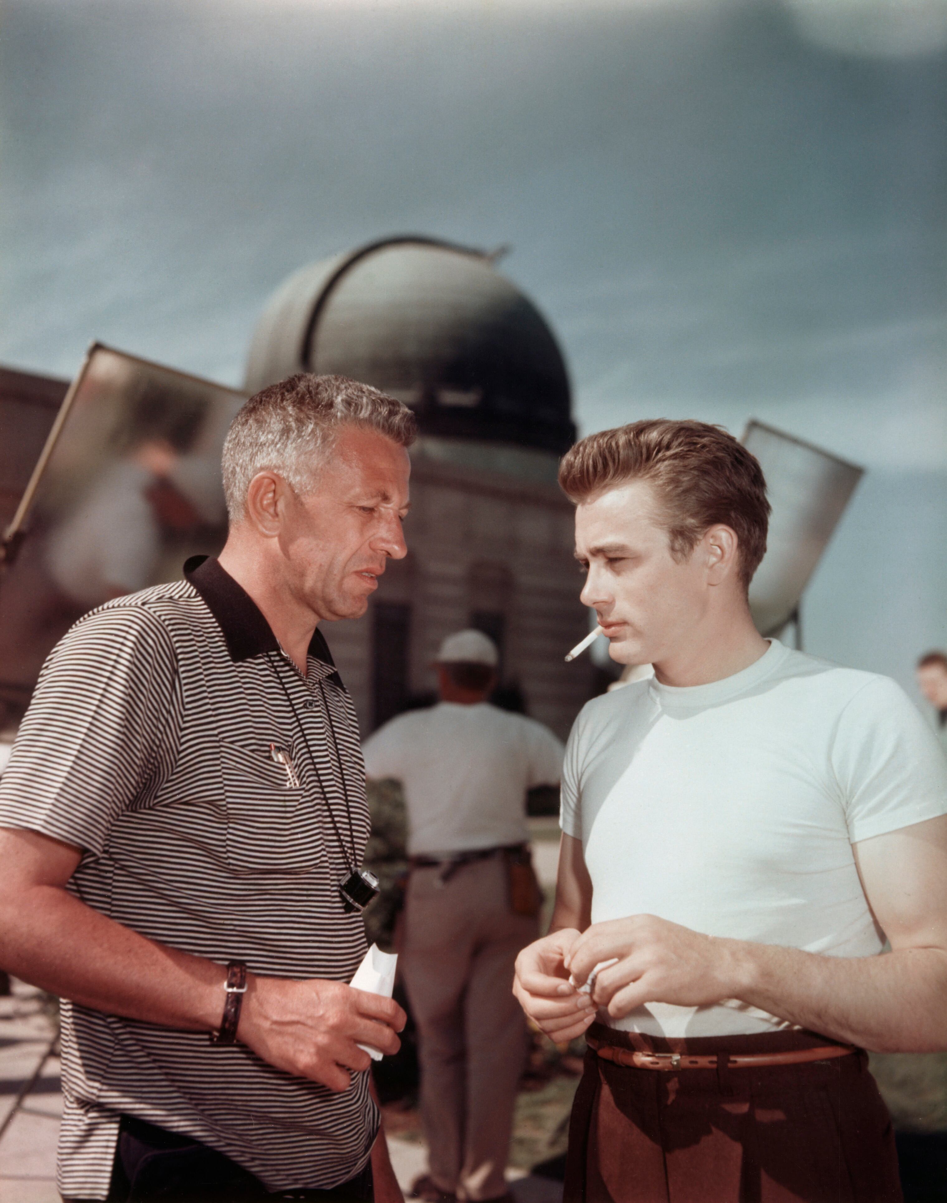 Nicholas Ray dirige a James Dean durante el rodaje de 'Rebelde sin causa'.