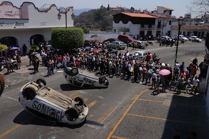Pobladores de Taxco participan en un linchamiento a los presuntos responsables del feminicidio de una menor. 
