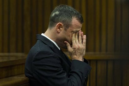 Oscar Pistorius escucha el veredicto de homicidio en 2014.