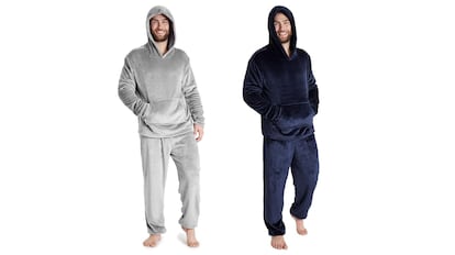 Este pijama polar para hombre está disponible en diferentes colores.