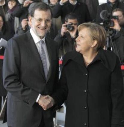 La canciller alemana, Angela Merkel, saluda al jefe del Ejecutivo español, Mariano Rajoy, en la sede del Gobierno en Berlín donde hoy comparten un almuerzo de trabajo centrado en la crisis económica y la cumbre europea. EFE/Archivo