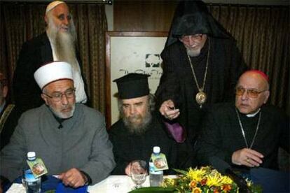 Dirigentes religiosos, durante la conferencia de prensa que ofrecieron ayer en un hotel de  Jerusalén.
