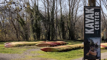 Parte de la flota de la empresa Kayak del Ter, que dirige Roger Duran en Colomers (Girona) y que ha cerrado como consecuencia de la sequía.