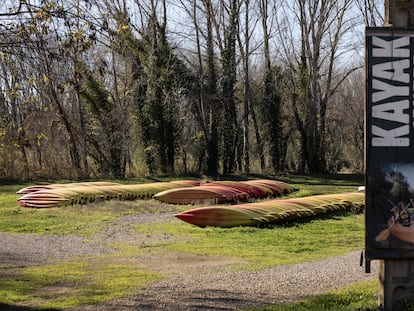 Parte de la flota de la empresa Kayak del Ter, que dirige Roger Duran en Colomers (Girona) y que ha cerrado como consecuencia de la sequía.