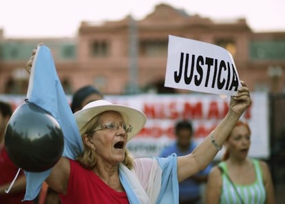 Una mujer protesta frente a la Casa Rosada. 